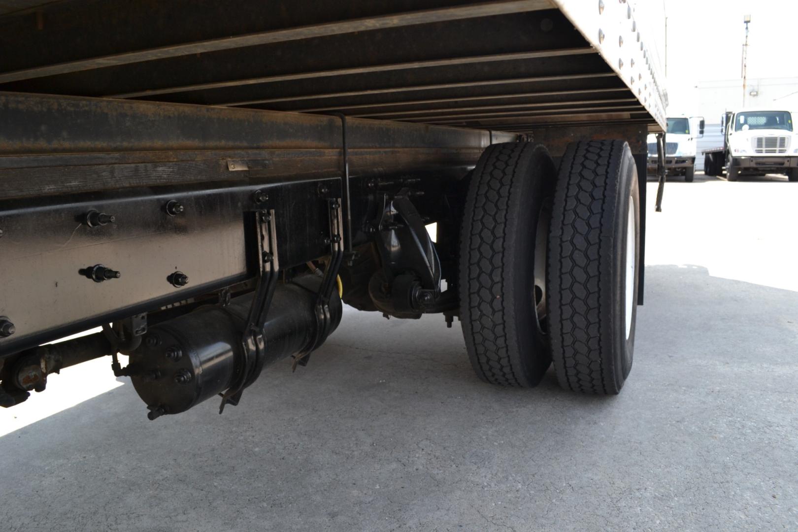 2017 WHITE /BLACK FREIGHTLINER M2-106 with an CUMMINS ISB 6.7L 220HP engine, ALLISON 2200RDS AUTOMATIC transmission, located at 9172 North Fwy, Houston, TX, 77037, (713) 910-6868, 29.887470, -95.411903 - Photo#9